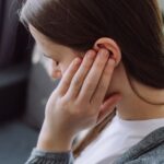 7 Mënyra për të Lehtësuar Zhurmën në Veshë (Tinnitus) në Kushte Shtëpie