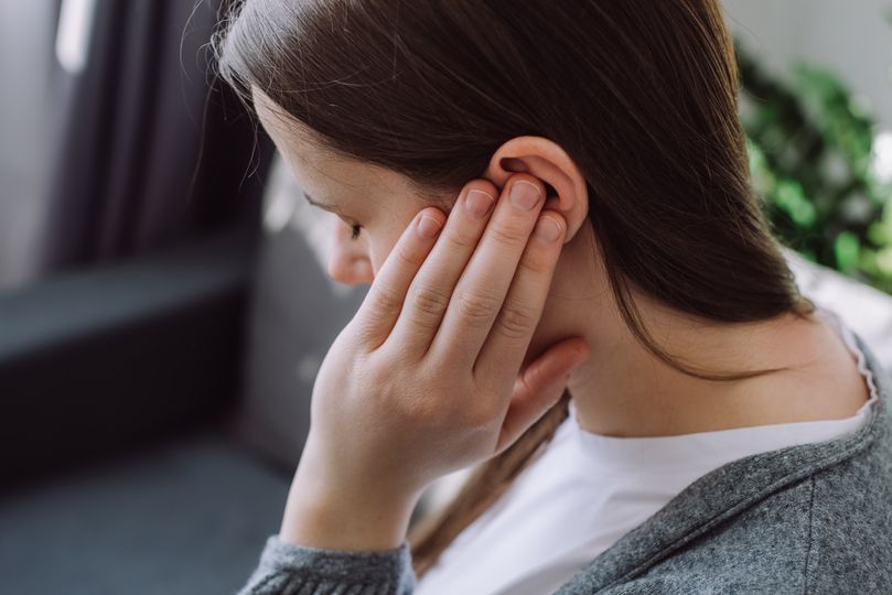 7 Mënyra për të Lehtësuar Zhurmën në Veshë (Tinnitus) në Kushte Shtëpie